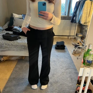 Kostymbyxor - Svarta Bootcut kostymbyxor med bootcut modell💓
