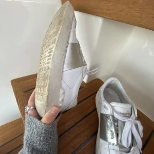 Valentino skor - Säljer mina valentino skor som är köpta här på plick innan, dom har lite defekter där fram. Självklart äkta 