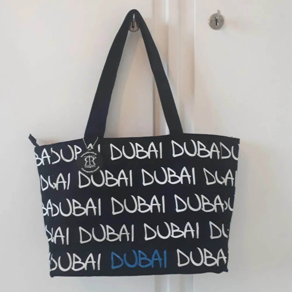 Väska köpt i Dubai. Stängs med dragkedja. Ficka med dragkedja på insidan. Aldrig använd, nyskick.. Väskor.