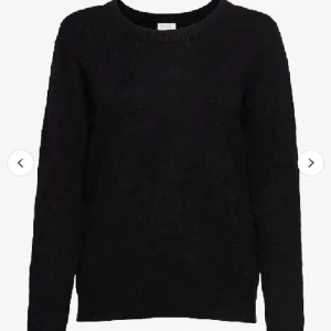 Stickad tröja - Svart stickad tröja från vila. Nyskick. Storlek M🩷