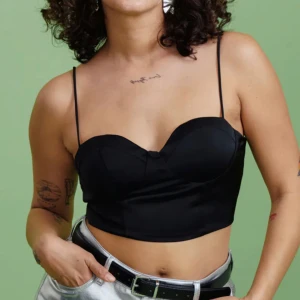 Gina tricot linne - Jättefint linne från Gina tricot. Aldrig använt, lapparna sitter kvar, säljes då den aldrig har kommit till användning💕, nypris 399kr