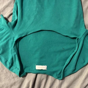 Topp - En grön t-shirt topp, jättefin på💘