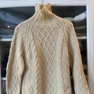 Stickad polotröja - Superfin och jättevarm. Köpt i paris för 60€. Frakt ingår ej🌻