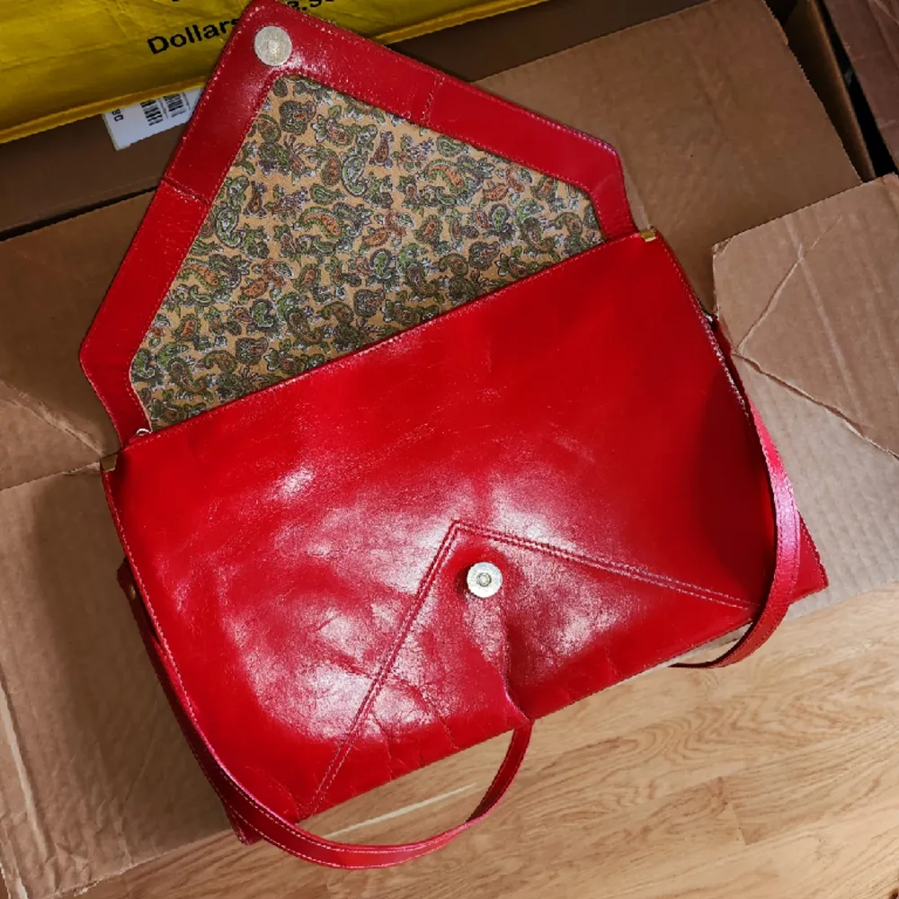 Fin röd väska i äkta läder❤️Köpt här på plick för många år sedan. Vintageskick. . Väskor.