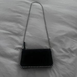 Zara väska - Säljer denna supersnygga Zara väska som endast är använd 1 gång. Original pris är 259kr!! Priset går alltid att diskutera🩷