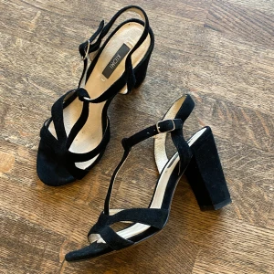 Klackskor - Klackskor från Kiomi, endast använda fåtal gånger. Inga fel på dem men använder inte, lite smutsig sula. 