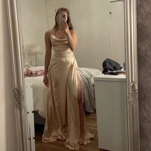 Balklänning  - Säljer denna super fina champagne färgade balklänningen, då jag hittade en annan till balen 🤍 skriv gärna för fler bilder. Pris kan diskuteras 🤍