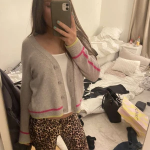 From the future kofta - Säljer denna jätte fina Kashmir koftan från from the future, 100% Kashmir och i helt skick, inga fläckar och inga defekter.  Helt slutsåld!!