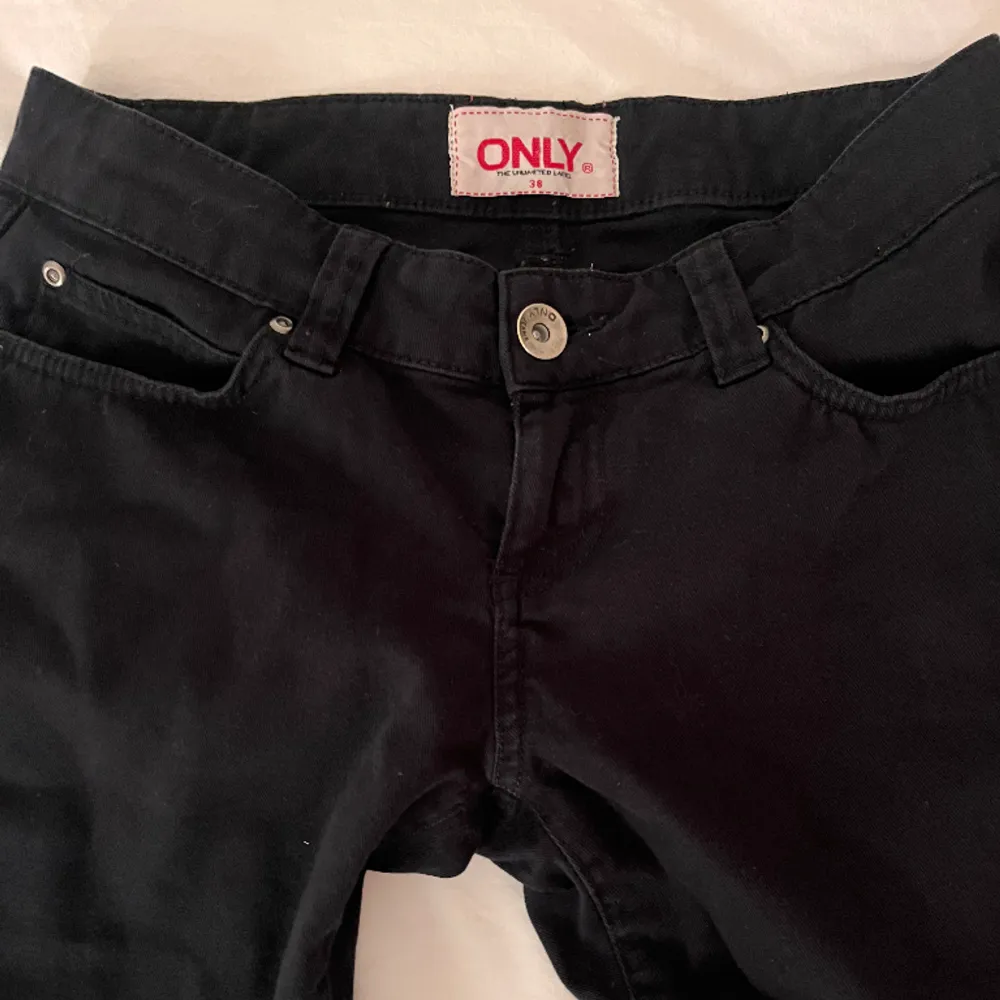 Ett par skit snygga Lågmidjade jeans från only❤️jeansen är raka💗har inga defekter utom att dom är uppsprättad längst ner men de går att sy upp igen om man skulle vilja💗. Jeans & Byxor.