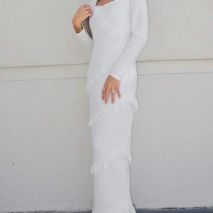 Fin vit klänning  - En jättefin och gullig klänning med väldigt bra och bekvämt tyg. Den är helt ny och säljer då den är inte min storlek. Priset kan diskuteras 🙌🏻