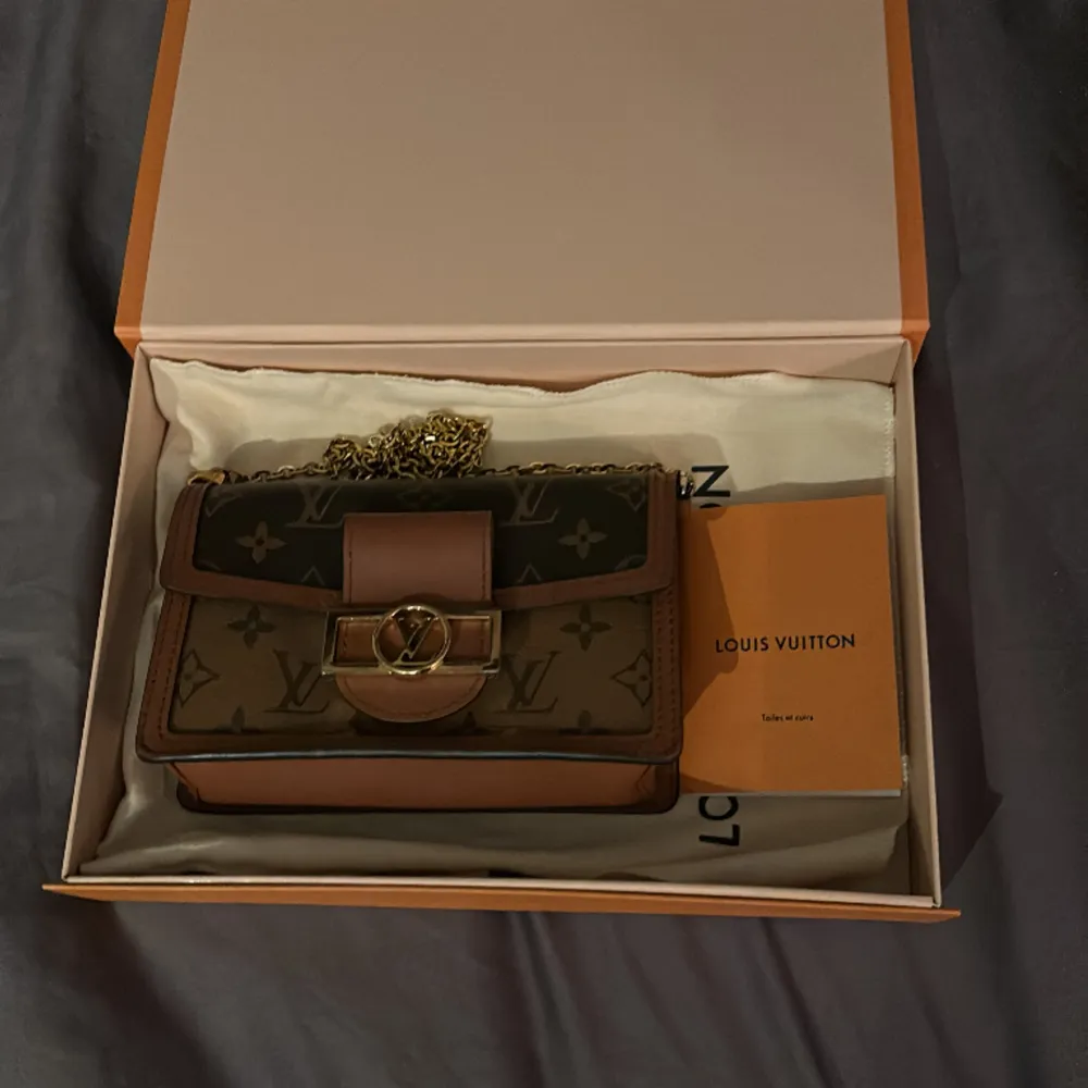 En fin Louis Vuitton väska som är äkta vi har kvitto på väskan || ny pris på väskan är 21 000kr men vi kommer att sälja den för 17 000kr || har du några funderingar eller något så är de bara att kontakta oss!. Väskor.