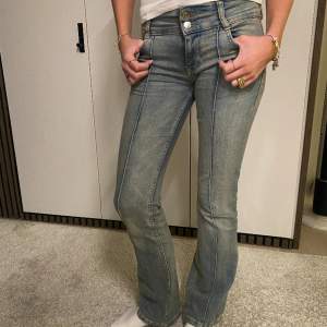 Knappt använda jeans från Bershka och jättesköna!! Passar mig perfekt som är 168 och brukar ha xs/s ❤️❤️ använd gärna köp nu!!