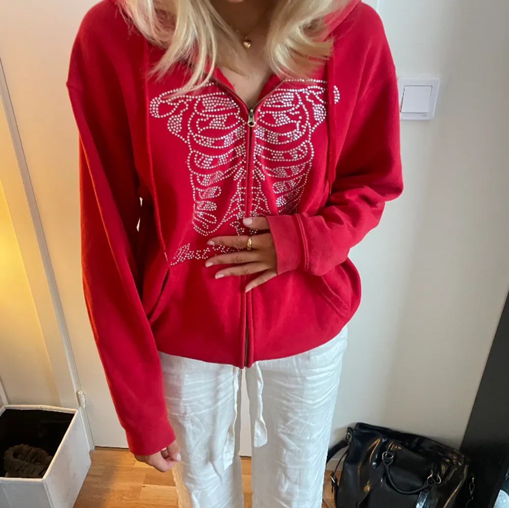 Äkta hoodie från bestyettocome 💗 Supersnygg hoodie som köptes för två år sen, varit flitigt använd men nu ligger den mest i garderoben. Små defekter på naturligt slitage. Pris kan diskuteras!. Hoodies.