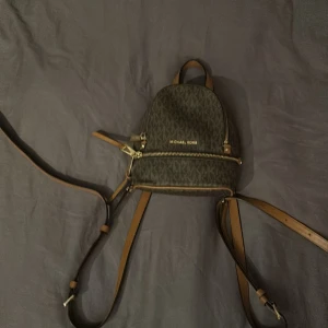 Michael kors väska  - En väska från Michel kors som har ett nu pris på 3000 kr || men vi kommer sälja den för 1200kr || vid fler funderingar kan ni kontakta oss på Nordic sellout.