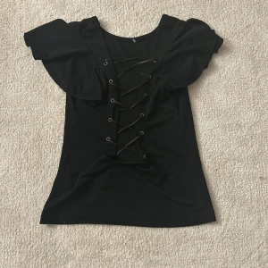 Tröja med knytning  - Svart tröja med knytning!!💓💓 Har tyvärr ingen bild på då den ej passar!