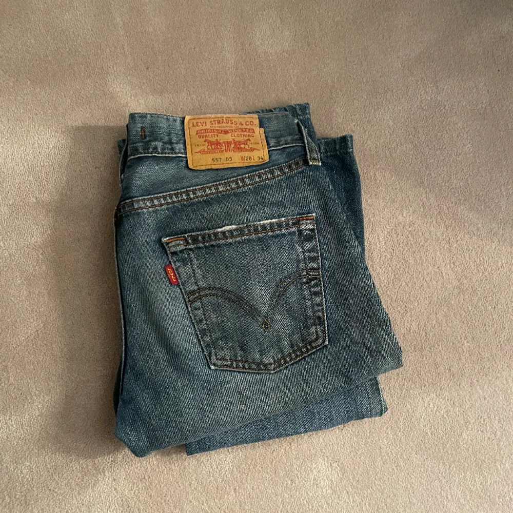 lågmidjade levis jeans i strl W28 L34, bra i längden på mig som är 170💞midjemåttet är 37 cm rakt över. Jeans & Byxor.