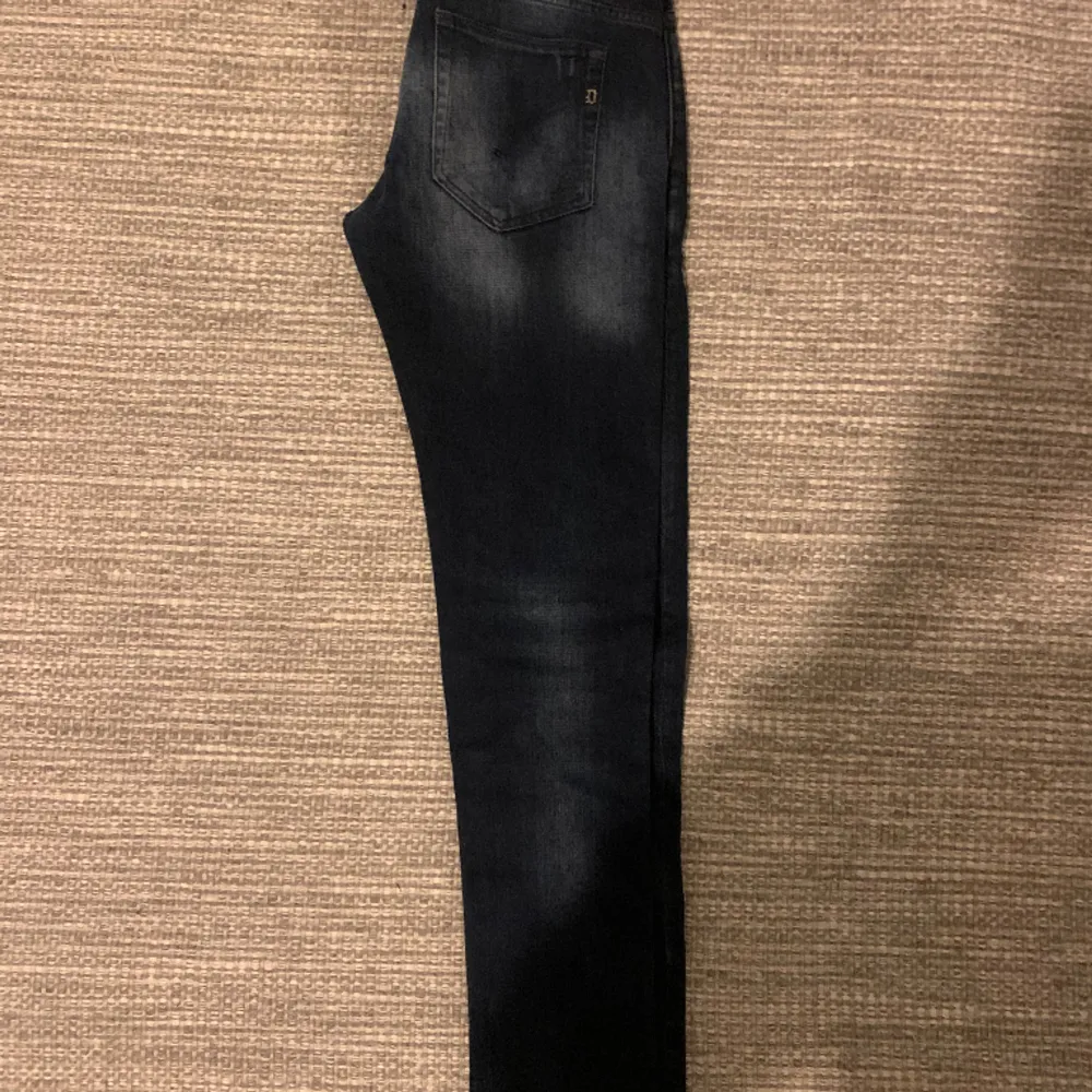 Dondup jeans Size :30 Färg: svart/mörkblå   Riktigt snygga!! . Jeans & Byxor.