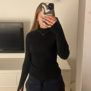 Tröja - Säljer då den inte kommer till användning längre. Det är hög krage och slits i ärmarna, jättefin!! Hör av dig vid frågor.