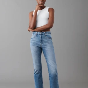 Blåa gina tricot Jeans - Nästan helt oanvända byxor som tyvärr är för långa för mig. Köpta för 500kr Säljer för 250. Pris går att diskutera