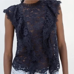 Spetstopp  - Mörkblå spetstopp från Zara. Pris kan diskuteras🌟