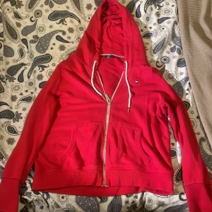 Tommy Hilfiger sip upp! - Jättebra skick och snygg sip upp! Används inte lika mycket längre så därför ska den säljas! Står XL men även L kan använda den!