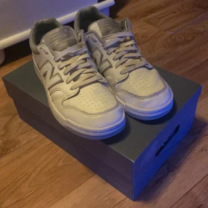 New balance 480 - New balance 480 i rätt så bra skick säljer pågrund att jag trönnat på dom och behöver pengar så hör av er vid minsta funderingar och pris kan diskuteras 💯🙏✅ dom är äkta!❤️