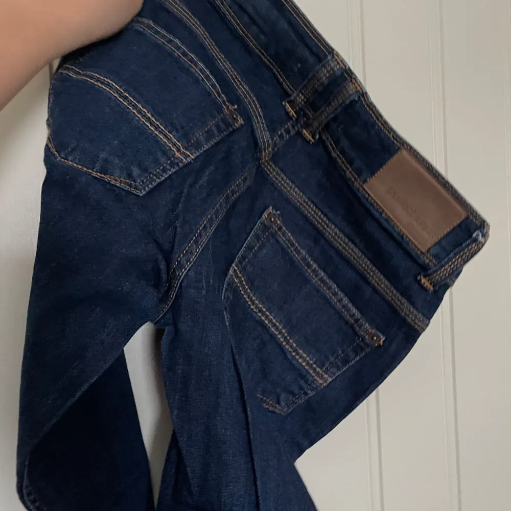 Oanvänd Gina tricot Jeans 26/32 strechig mörkblå  kommer från djur o rökfritt hem . Jeans & Byxor.