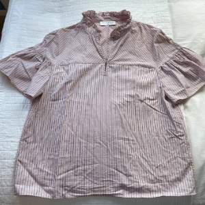 Säljer denna superfina Sandro blusen i storlek S🩷Går inte att köpa längre! Köpt för 1000kr, säljer för 400kr🙌 kan gå ner i pris vid snabb affär!