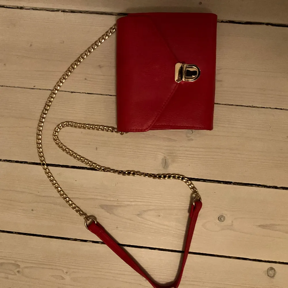 Röd väska som knappt är använd och i bra skick💗. Väskor.