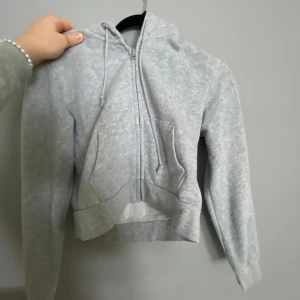 Huvtröja  - En jätte fin grå zip kofta från Brandy Melville. Den är väldigt kort nästan som en magtröja för mig som är 168 men de passar i ärmarna💕 Luva också