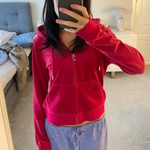 Fin juicy kofta - Röd juicy couture kofta. Storlek s men liten i storlek. Köpt begagnad men den är i väldigt fint skick.