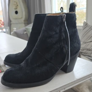 Acne Pistol pony-style calfskin western boots - Mycket bra skick, sparsamt använda. Acne pistol.