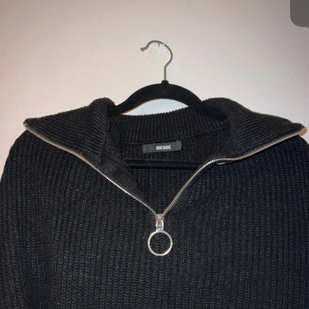 En svart tröja med krage och dragkedja från BikBok♥️ Storlek: XS  ♥️♥️♥️. Hoodies.
