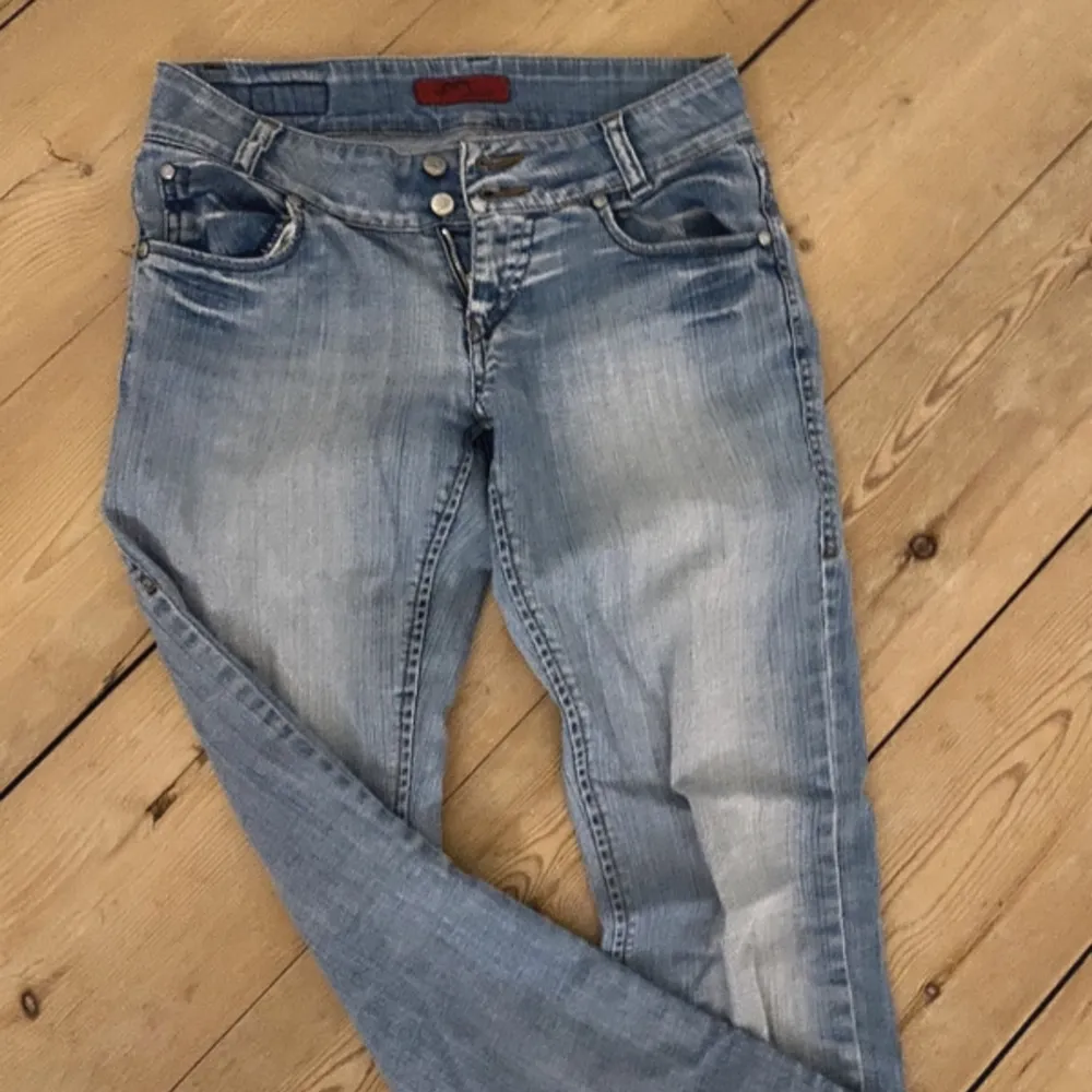 Skit snygga low waist jeans vinted storlek 34 S . Jeans & Byxor.