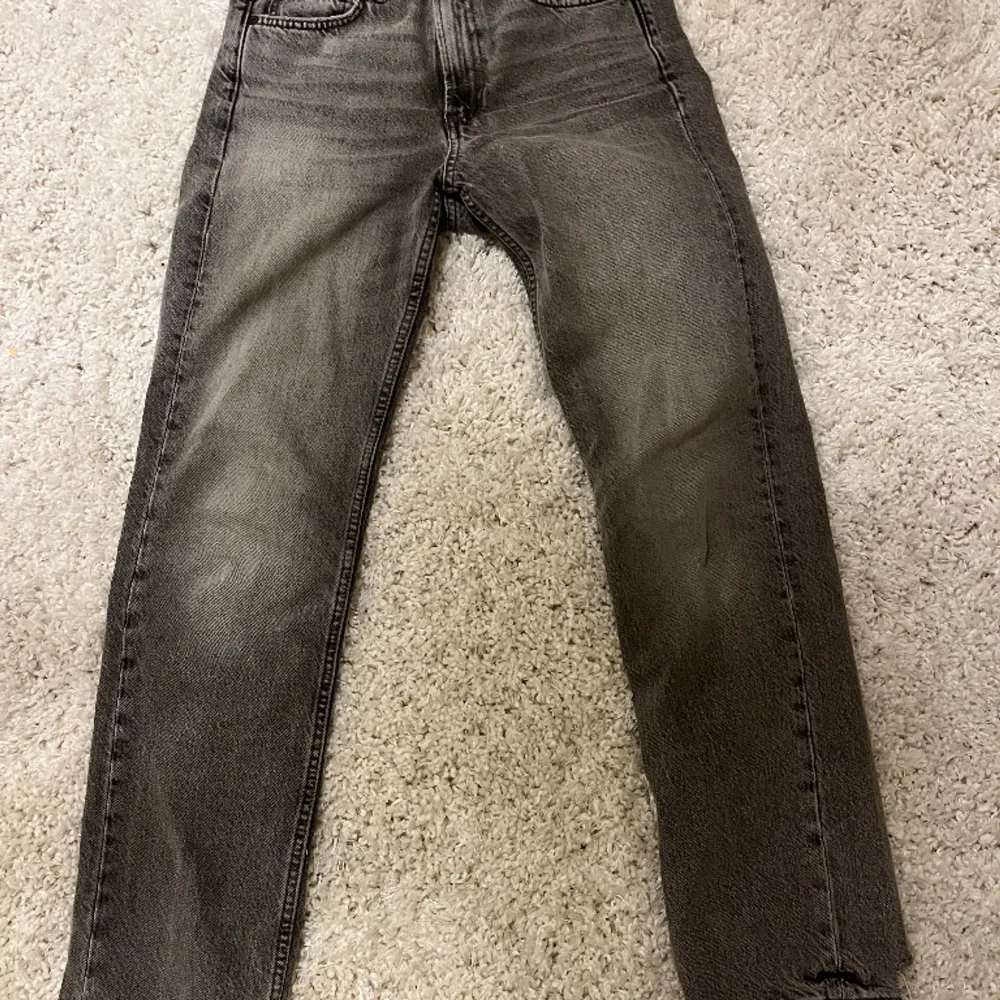 Svarta jeans ifårn zara💕 slitningen längst ner på benen är naturlig och inte en skada på byxorna💕. Jeans & Byxor.
