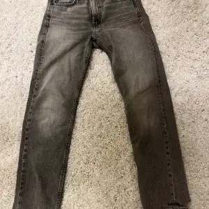 Svarta jeans ifårn zara💕 slitningen längst ner på benen är naturlig och inte en skada på byxorna💕