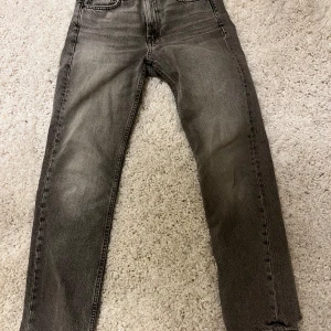 Svarta jeans  - Svarta jeans ifårn zara💕 slitningen längst ner på benen är naturlig och inte en skada på byxorna💕