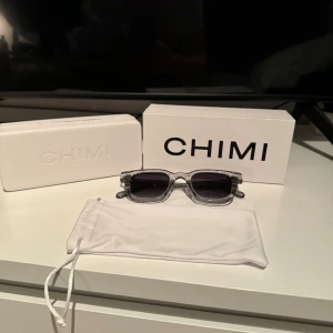 Chimi solglasögon  - Säljer mina chimis modell 04 genomsynliga eftersom att dem inte kommer till användning bra skick nypris 1200kr. Hör av er om ni har några frågor.