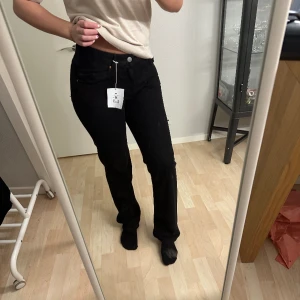 Low waist jeans  - Säljer dessa helt nya low waist jeans från bikbok. Strl 28/32 passar S