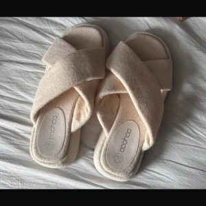 Tofflor - Aldrig använda utomhus. Hård sula 