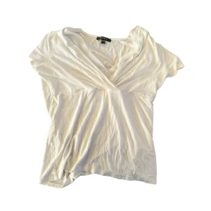 Topp - Y2k vit kortärmad topp från esprit, älskar den men får ingen användning för den 💋köpt på humana, står storlek xl men väldigt väldigt liten o skulle säga att det egentligen är en M?