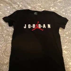 En fin Jordan T-Shirt. Använd endast några månader. Bra skick. 