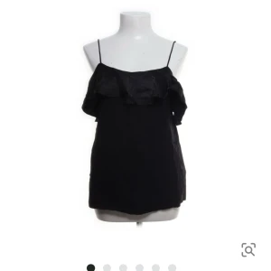 Svart topp - Jättefin svart topp från samsoe, säljer då den är lite för stor för mig!😊