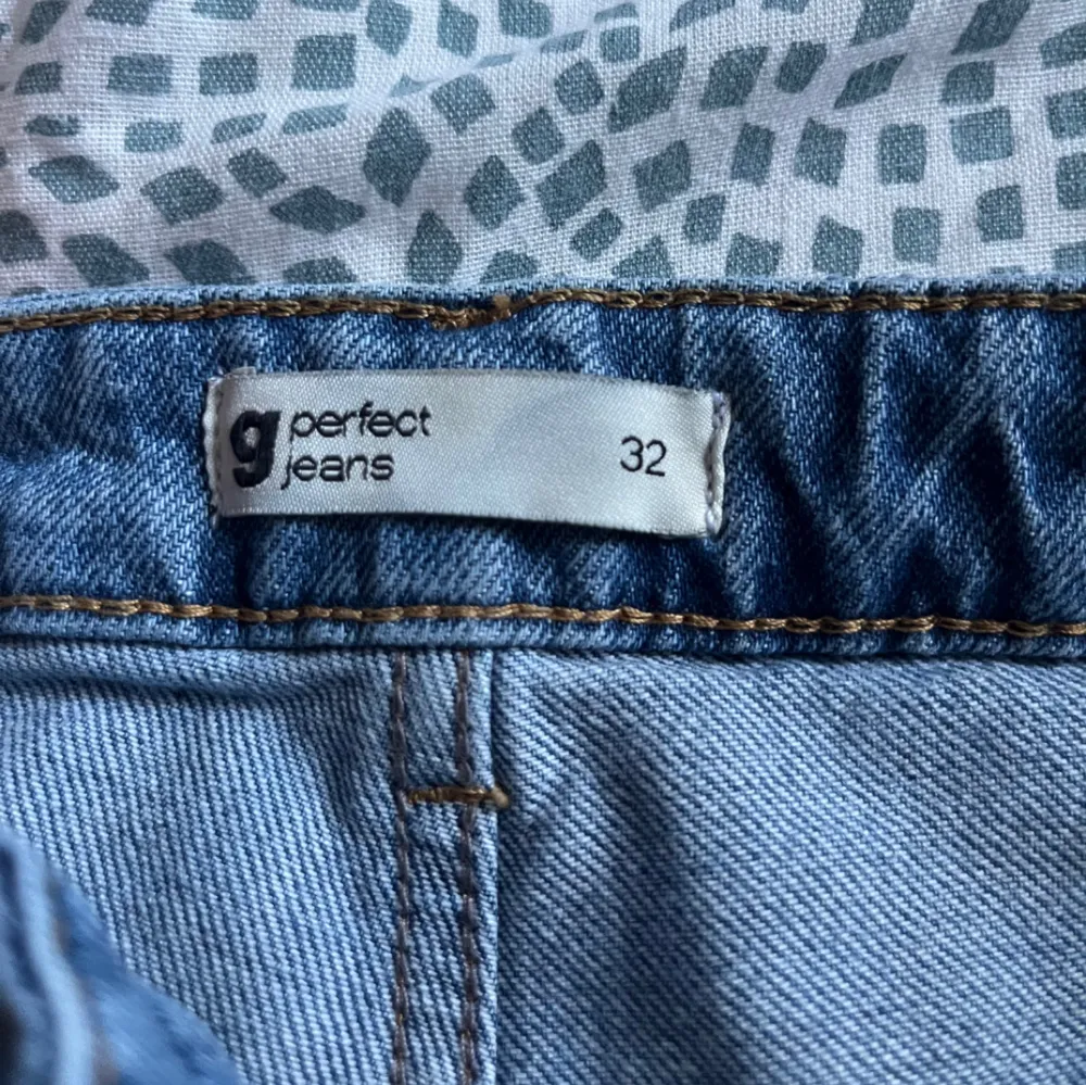 Säljer dessa blå högmidjade jeansen med slit nedtill från Gina då jag inte tyckte om passformen på mig. De är aldrig använda och är i fint skick.  (Skriv för fler bilder på osv💗). Jeans & Byxor.