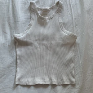 Vitt linne från gina tricot💕 - 158/164, använt fåtal gånger, väldigt skön. Jag säljer denna för den inte riktigt passar och har blivit som en magtröja då jag blivit för lång.  💕