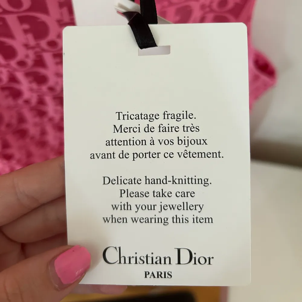 Säljer en Christian Dior klänning som är rosa, prislapp kvar, inte använd, priset kan diskutera💕. Klänningar.
