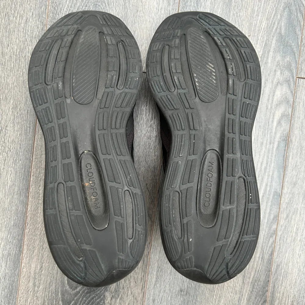Svarta Adidas Runfalcon 3 || storlek 42 || endast använda inomhus || mycket bra skick || hör gärna av er vid funderingar ;). Skor.