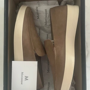 Mantinique Loafers - Hej, säljer mina helt nya loafers då dem inte passa mig, riktigt schyssta loafers perfekt till sommaren:) Skick:10/10, Alla tillbehör samt box tillkommer, Pris: 399kr, Färg: Beige Hör av er vid funderingar! Mvh Milton 