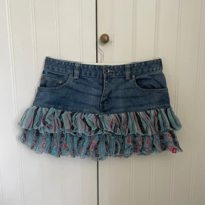 vintage jeanskjol med volang - säljer denna jätte unika och vintage jeanskjolen från märket edc by esprit. använd få gånger av mig och den är helt perfekt till sommaren!🫶🏻☀️