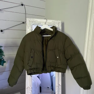 Grön pufferjacka - Säljer denna militärgröna pufferjacka från prettylittlething då den inte är min stil längre, jättefint skick! 🤍